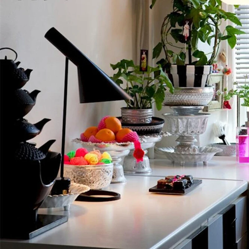 Современная настольная лампа классическая белого и черного цветов