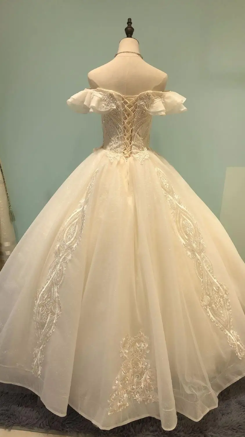 Кружевное бальное платье цвета шампанского с аппликацией и цветами|Свадебные