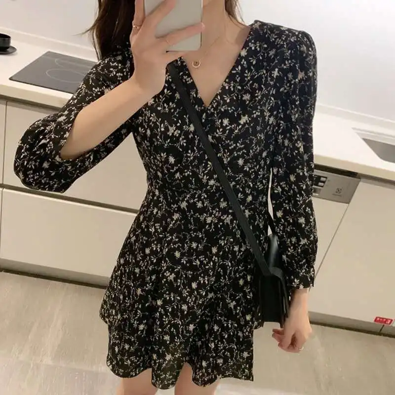 

2020 autumn new design sense niche street fried suit British style white small suit jacket female Korean temperament crop top