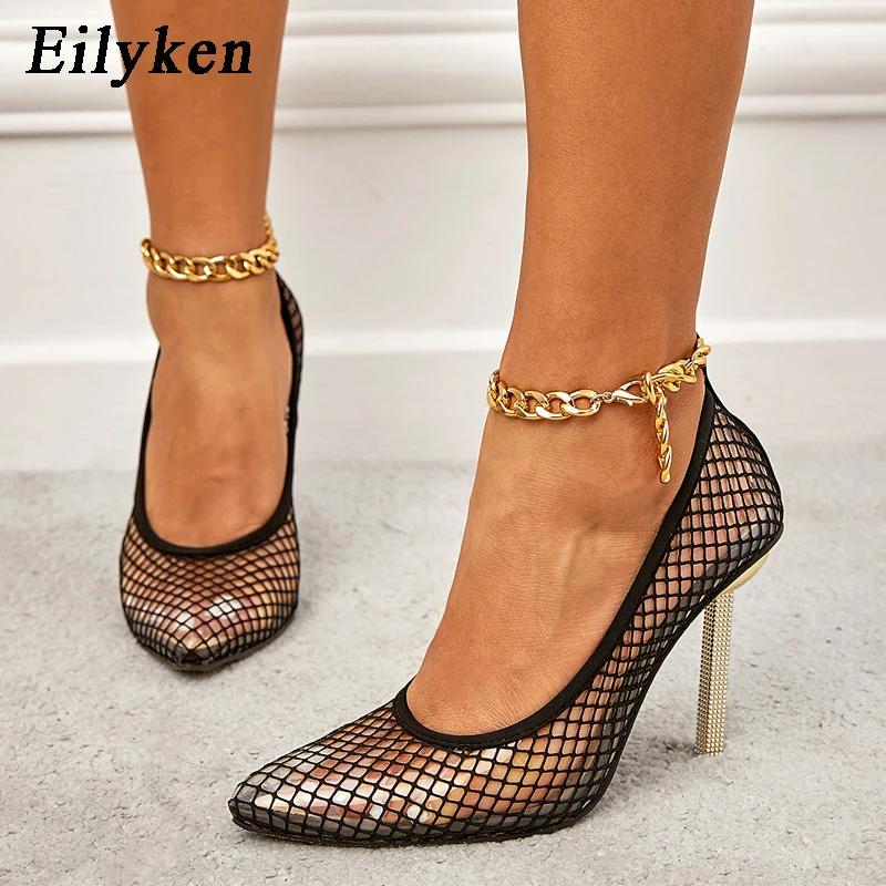 

Eilyken/Коллекция 2022 года; Сезон весна-осень; Пикантные туфли-лодочки в римском стиле с острым носком и металлическим украшением; Сетчатые дыша...