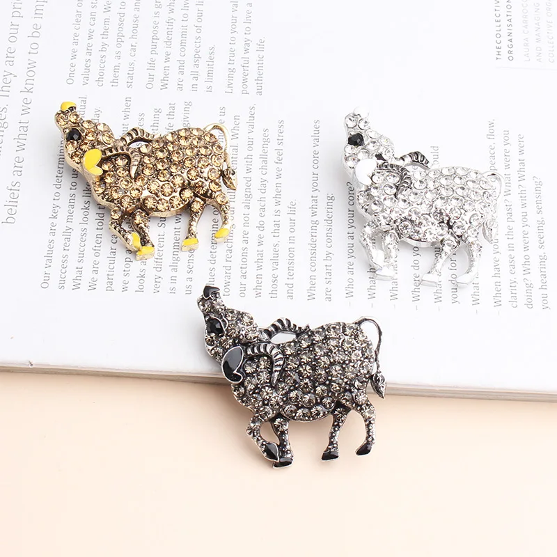 

Pomlee Rhinestone Bull Brooches Chinese Cow Year Pin Brooch Vintage Animal Design Jewelry Fashion Coat Accessories Gift