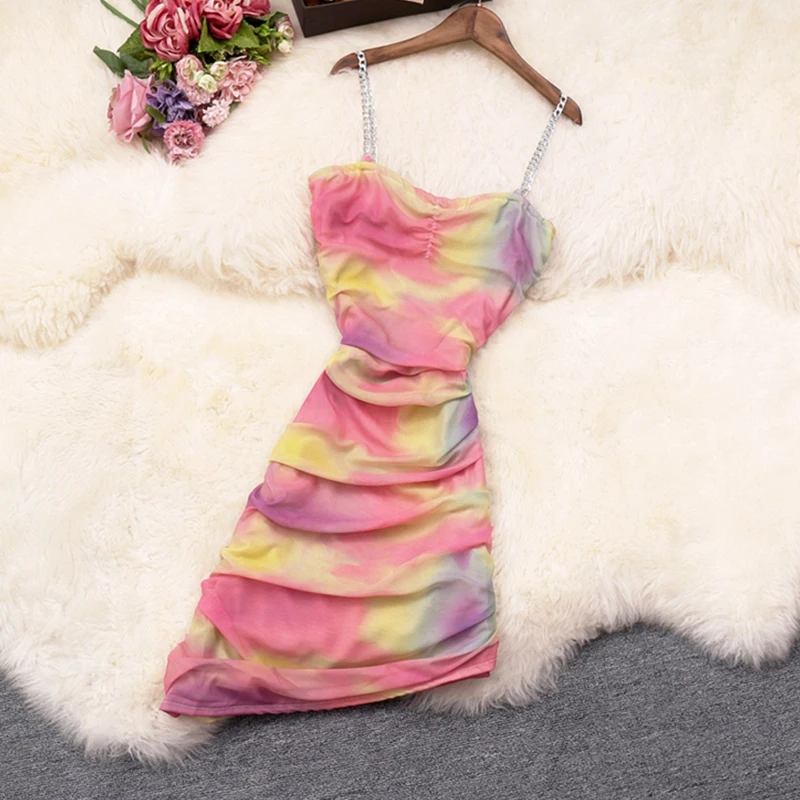 

Женское платье на бретелях-спагетти, с рюшами