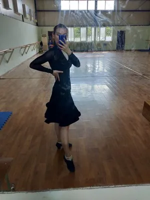 Новые платья для соревнований латинских танцев, Женский костюм для выступлений с v-образным вырезом, юбка с кисточками для латинских танцев, 2 цвета, одежда для соревнований DQS1005