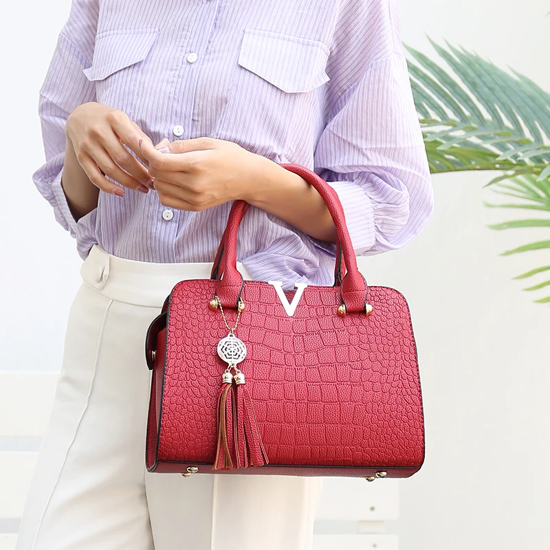 Для женщин из крокодиловой кожи Tote V Letters Tassel Дизайнерские Сумки Роскошные качественные сумки через плечо с бахромой сумка-мессенджер