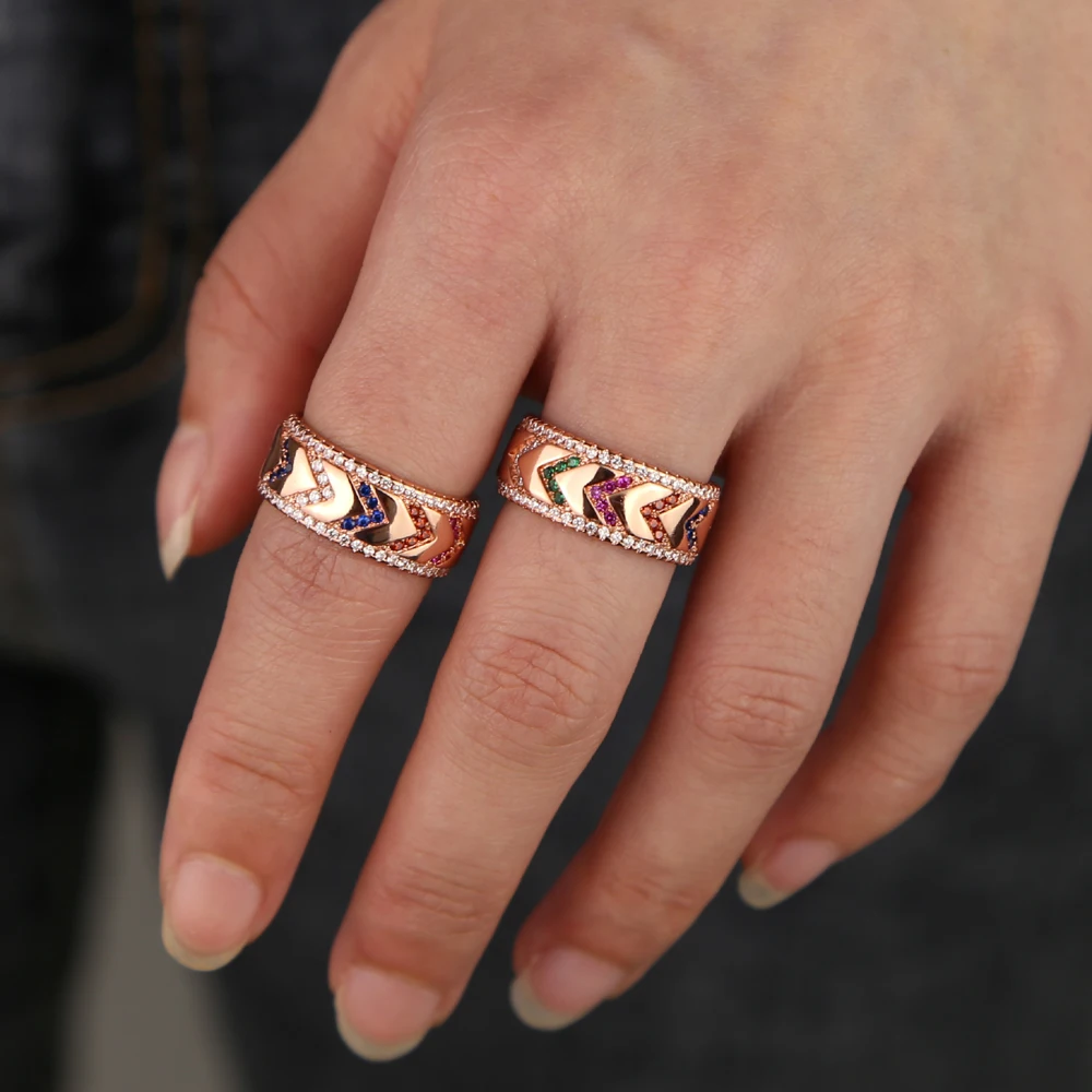 Женское Обручальное кольцо с фианитами золотистого цвета и металлическим