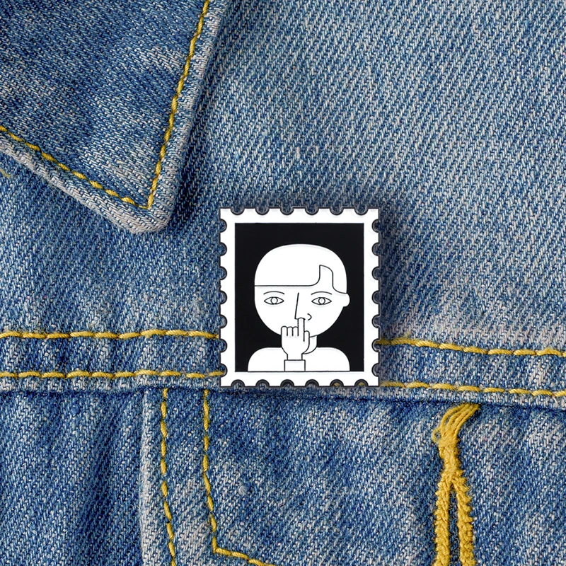 Забавная брошь мальчик маленький палец копать нос мать промахивает ее ребенок в