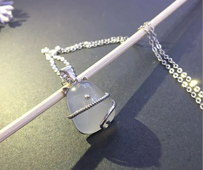 Ожерелье из халцедона с позолоченным серебряным котом дракона Восточного кода