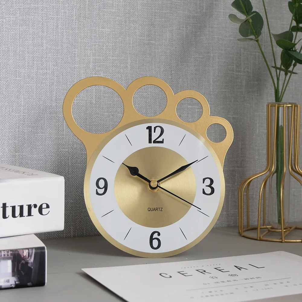 

Modern Minimalist Nordic Iron Desktop Clock Golden Creative Mute Desk Clock Personalized Finger Decorative Ornaments