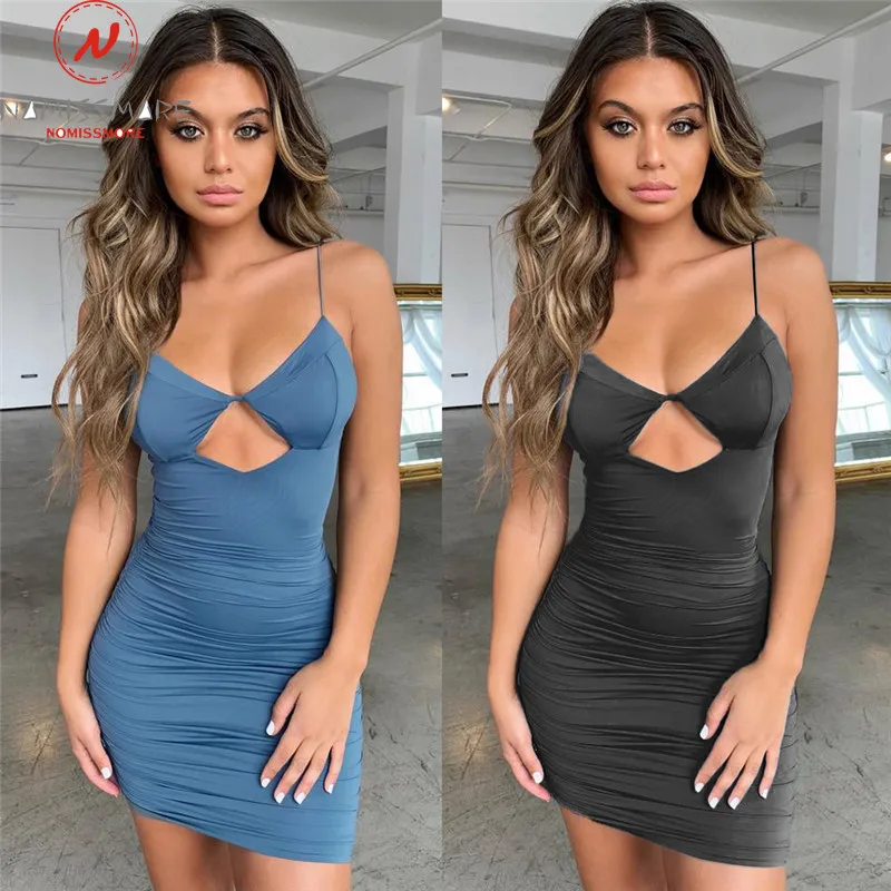 Женское облегающее платье на бретельках без рукавов с открытой спиной