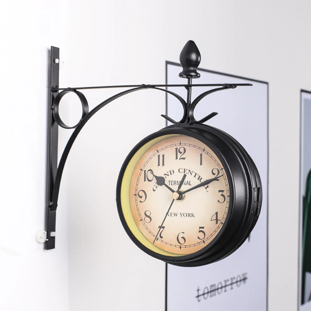 

Outdoor Wall Clock Hanging Retro Double Sided Battery Powered Metal Mount Vintage Garden Coffee Bar Decoration Round Station