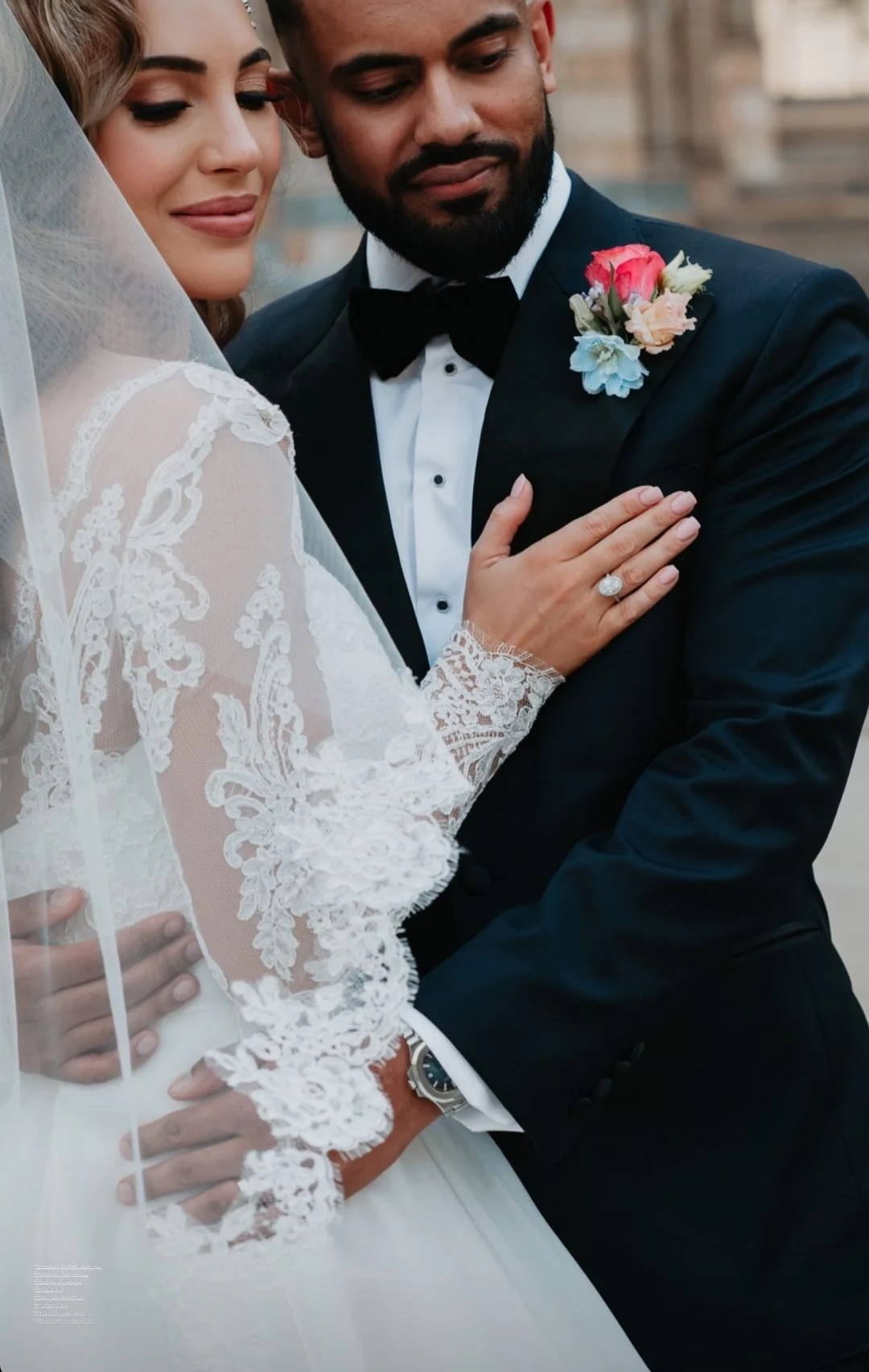 Vintage Long Sleeve Lace V-Neck Wedding Dresses A-Line Corset Back Court Train Robes De Mariée Bridal Gown For Women