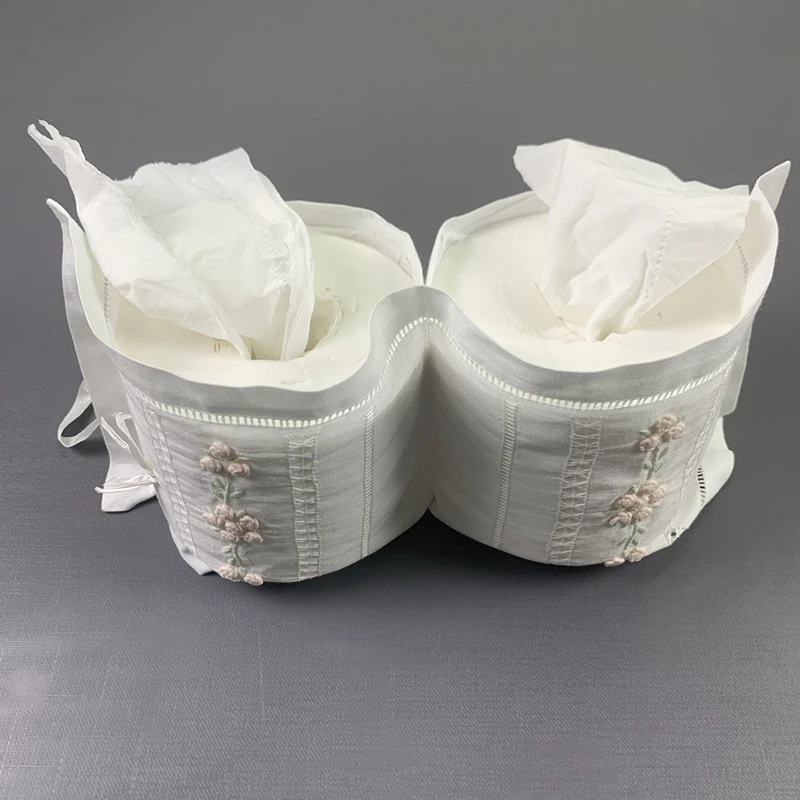 

Льняное покрытие для туалетной бумаги с вышитыми цветами 7x17 дюймов идеально подходит для скрытия этих неприглядных туалетных рулонов