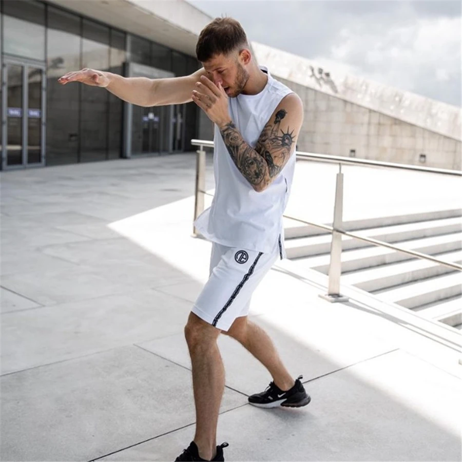 

Fashion New Men Leisure Set T-shirts and Shorts Joggers Outfits Summer Tracksuit Set Mens stitching Suit Clothing 2021