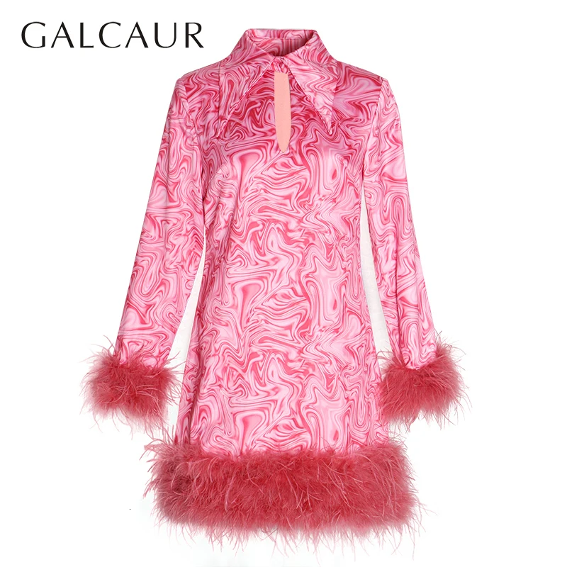 GALCAUR с рисунком из кусков платье украшенное перьями для Для женщин отворотом