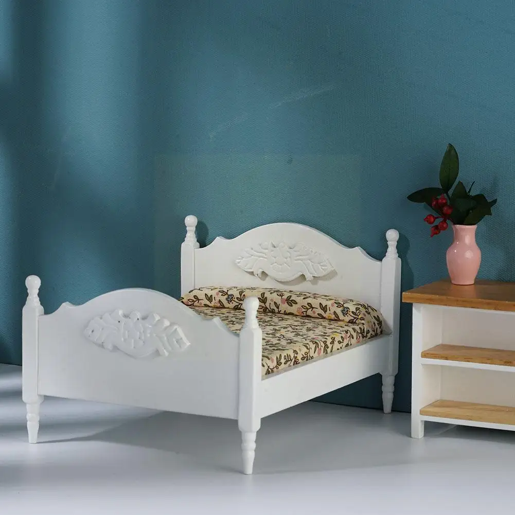 

Ретро-дизайн 1:12 миниатюрные белые стулья для кукольного домика, аксессуары, детская кровать, зеркальная фоторамка, двойная деревянная мебе...