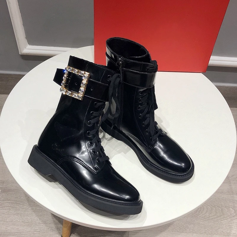 

Брендовые черные кожаные стразы женские ботильоны на низком массивном каблуке на платформе Martin Ботинки со шнуровкой на молнии в стиле панк-...