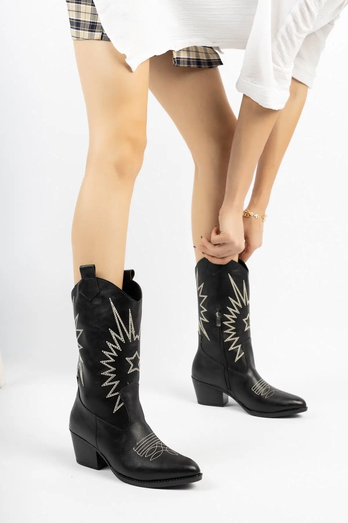 

Черные кожаные женские ковбойские ботинки на молнии с вышивкой COW001