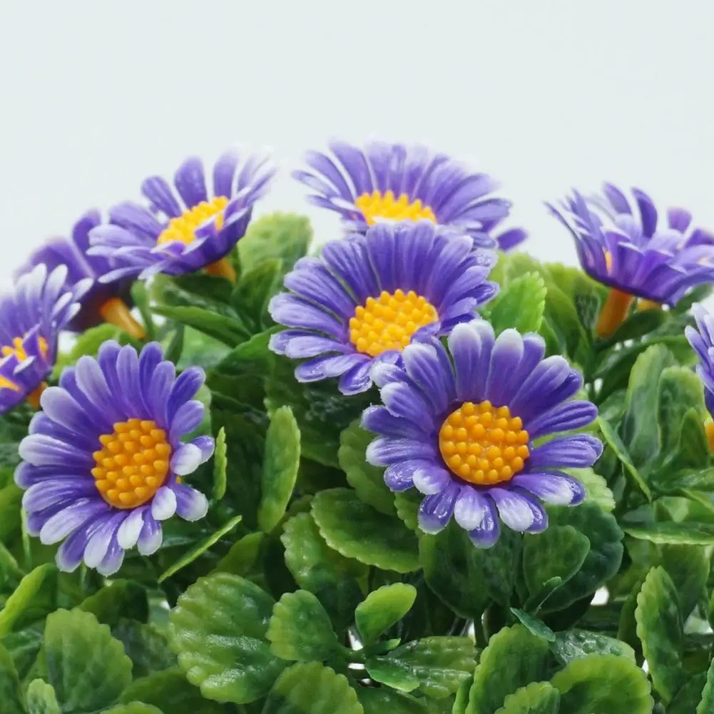 Искусственные хризантемы в горшках яркий привлекательный красивый