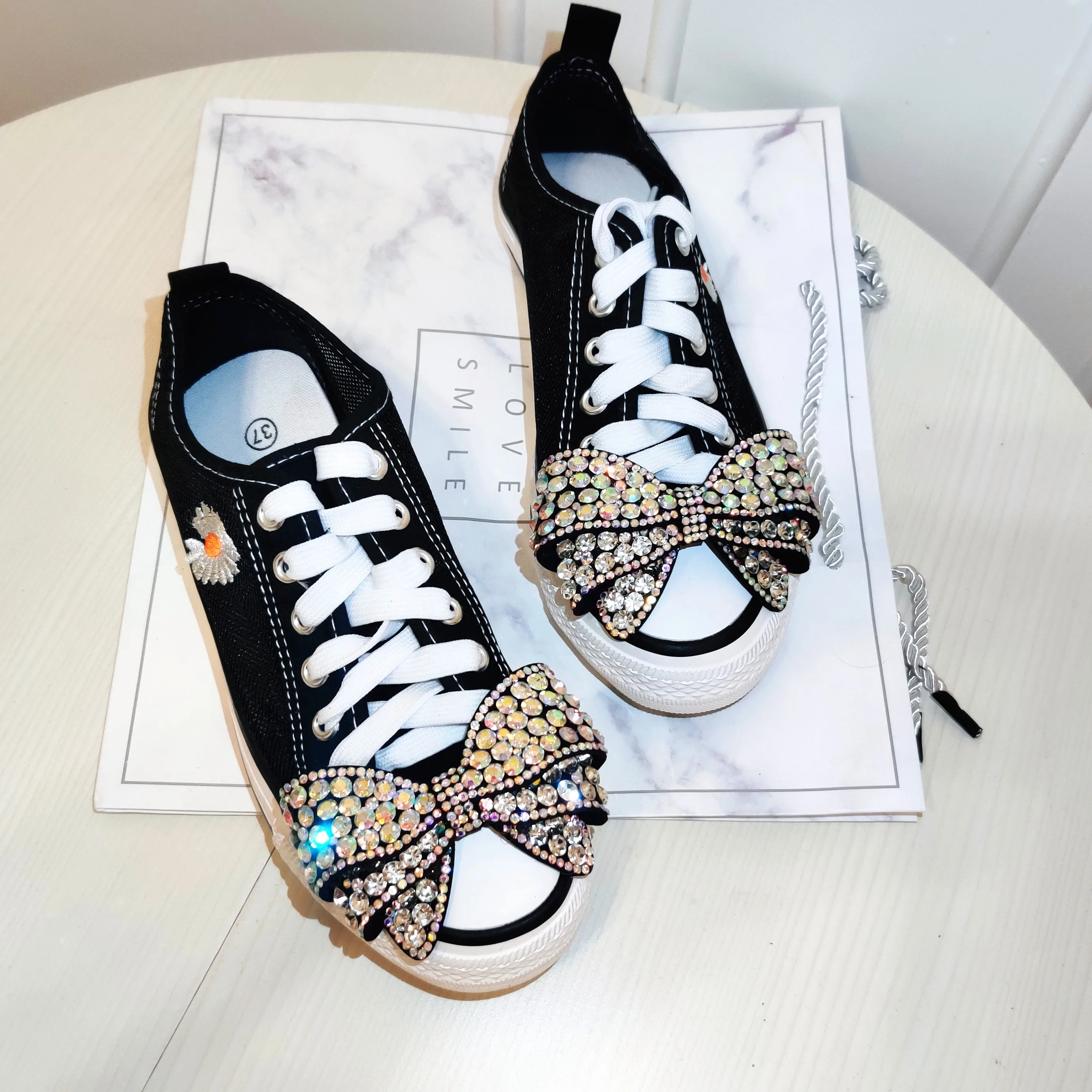 

Worn-out low-cut mesh canvas shoes women's spring and autumn 2021 graffiti soft bottom diamond bow