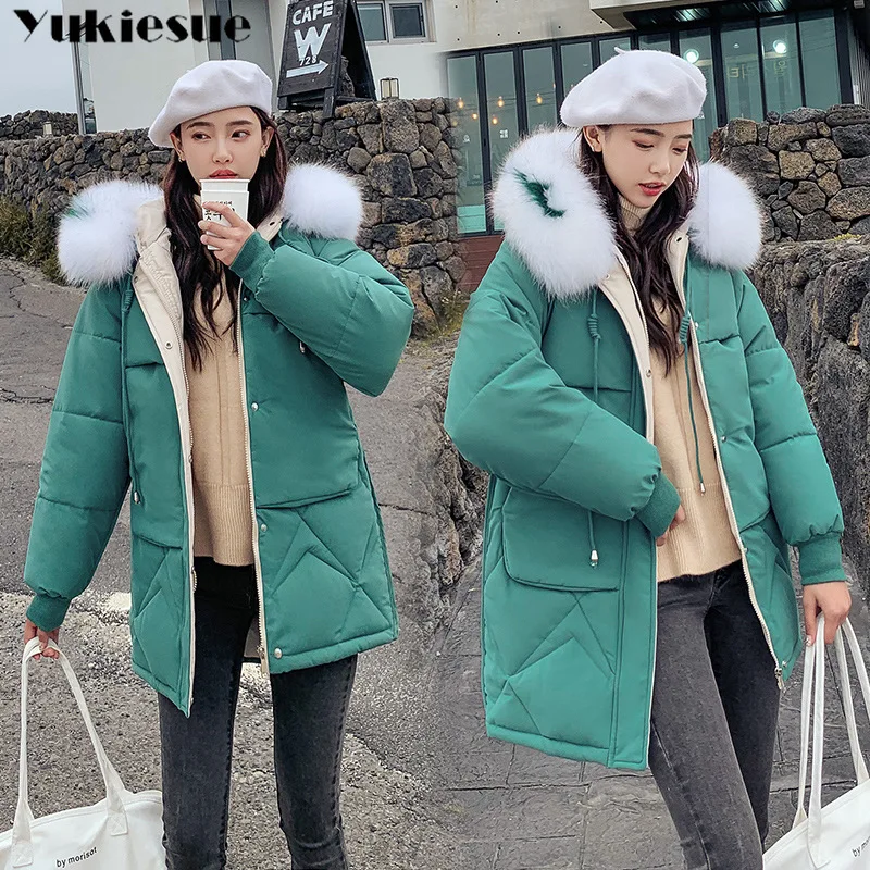 Женская бархатная парка с капюшоном и меховым воротником на осень/зиму