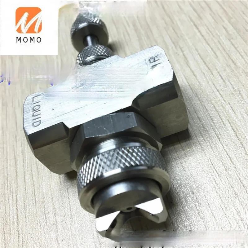 

External mixing air atomizing spray nozzle