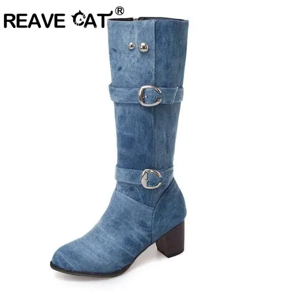 

Женские джинсовые ковбойские пинетки REAVE CAT, синие джинсовые сапоги до середины икры на молнии с пряжкой, большой размер 44, 46