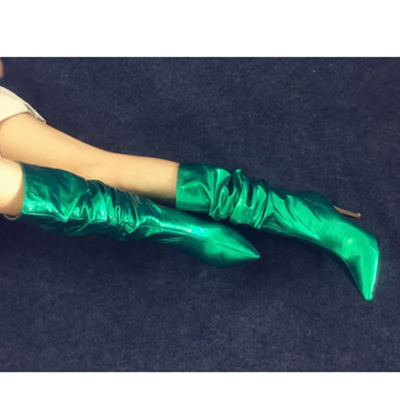 Новинка Зимние женские сапоги до середины икры из лакированной кожи с острым