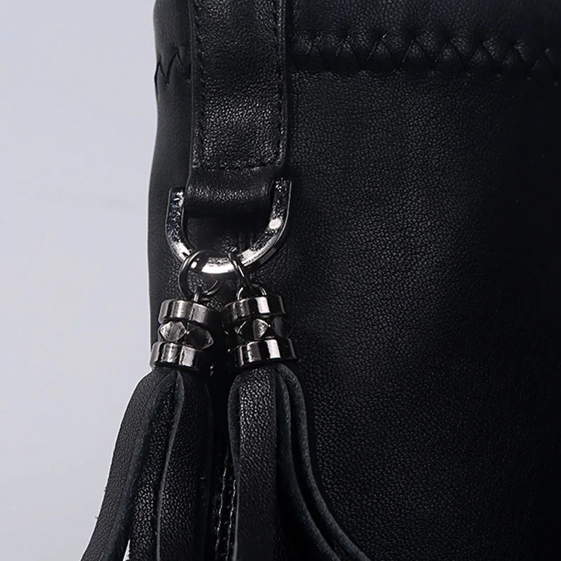 Женские кожаные сапоги выше колена с кисточками и острым носком модные высокие