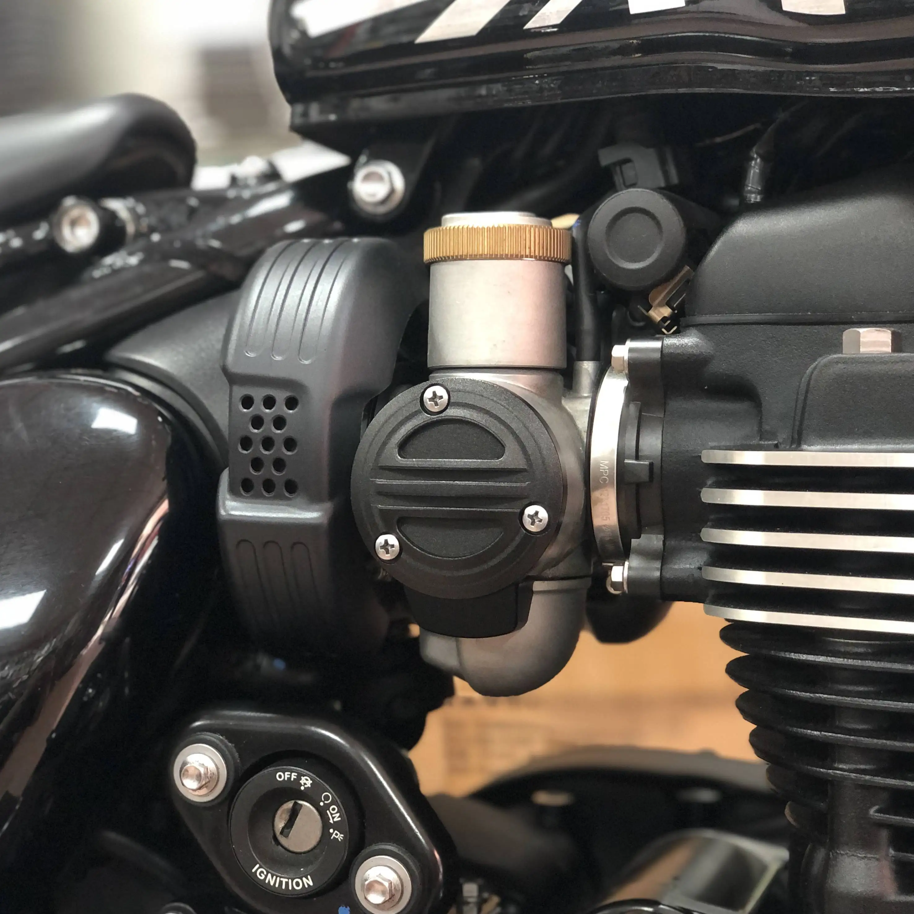 Чехлы для дроссельной заслонки Triumph Bonneville Bobber черные ребристые комплект T120 Speedmaster