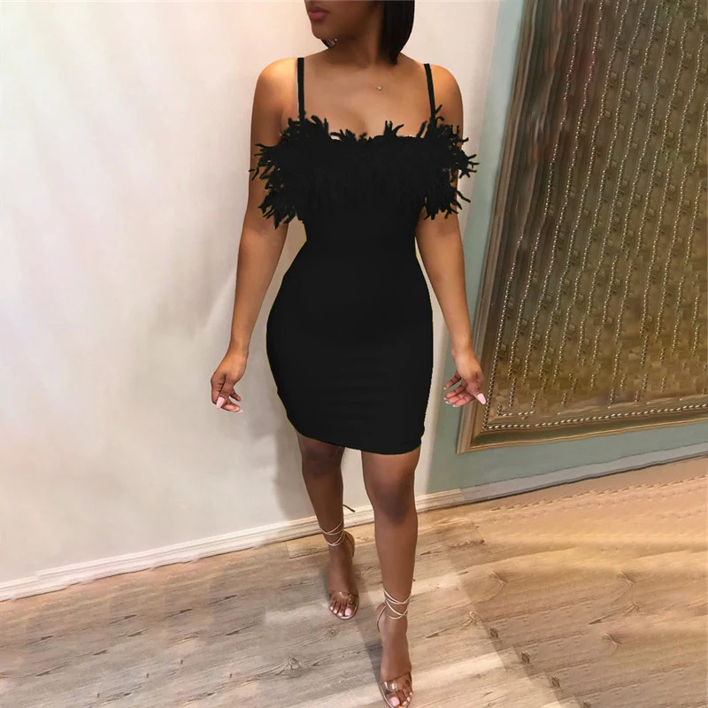 Сексуальное платье на бретельках с перьями и открытой спиной без рукавов низким