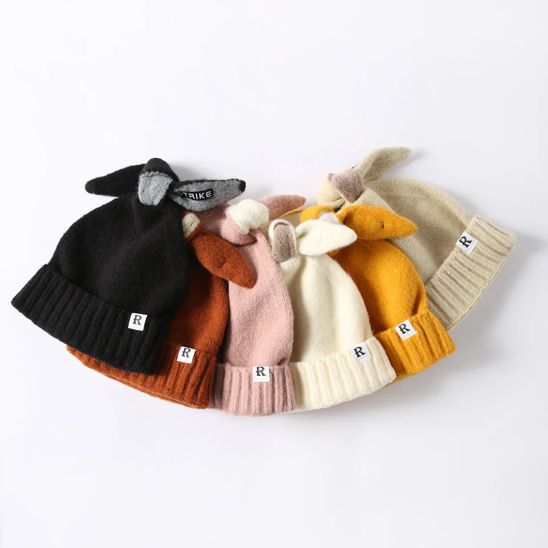 Длинная вязанная зимняя шапка модная крутая женская этикетка для одежды |