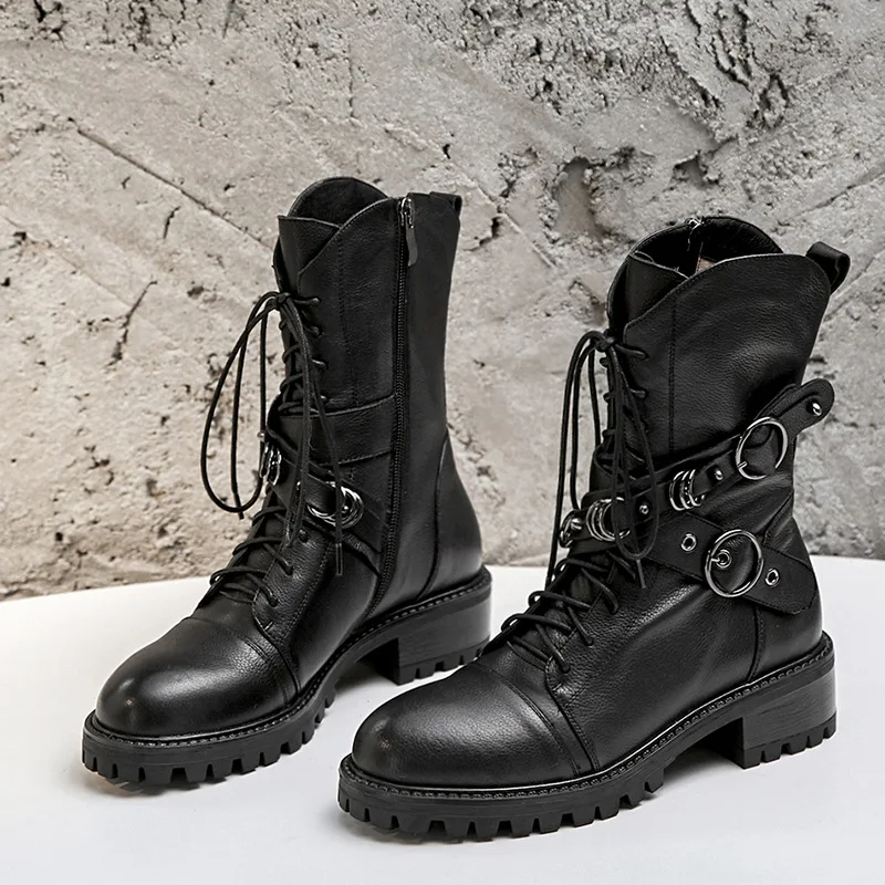 Женские короткие ботинки из натуральной кожи с металлическим украшением | Обувь