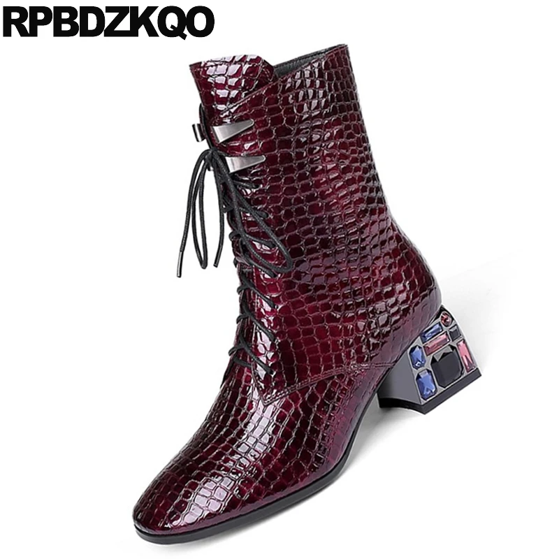 Женские ботильоны со змеиным принтом винно красные ботинки на шнуровке стразами