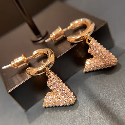 

Simple and compact V letter 925 silver needle temperament cold wind earrings tide high sense temperament