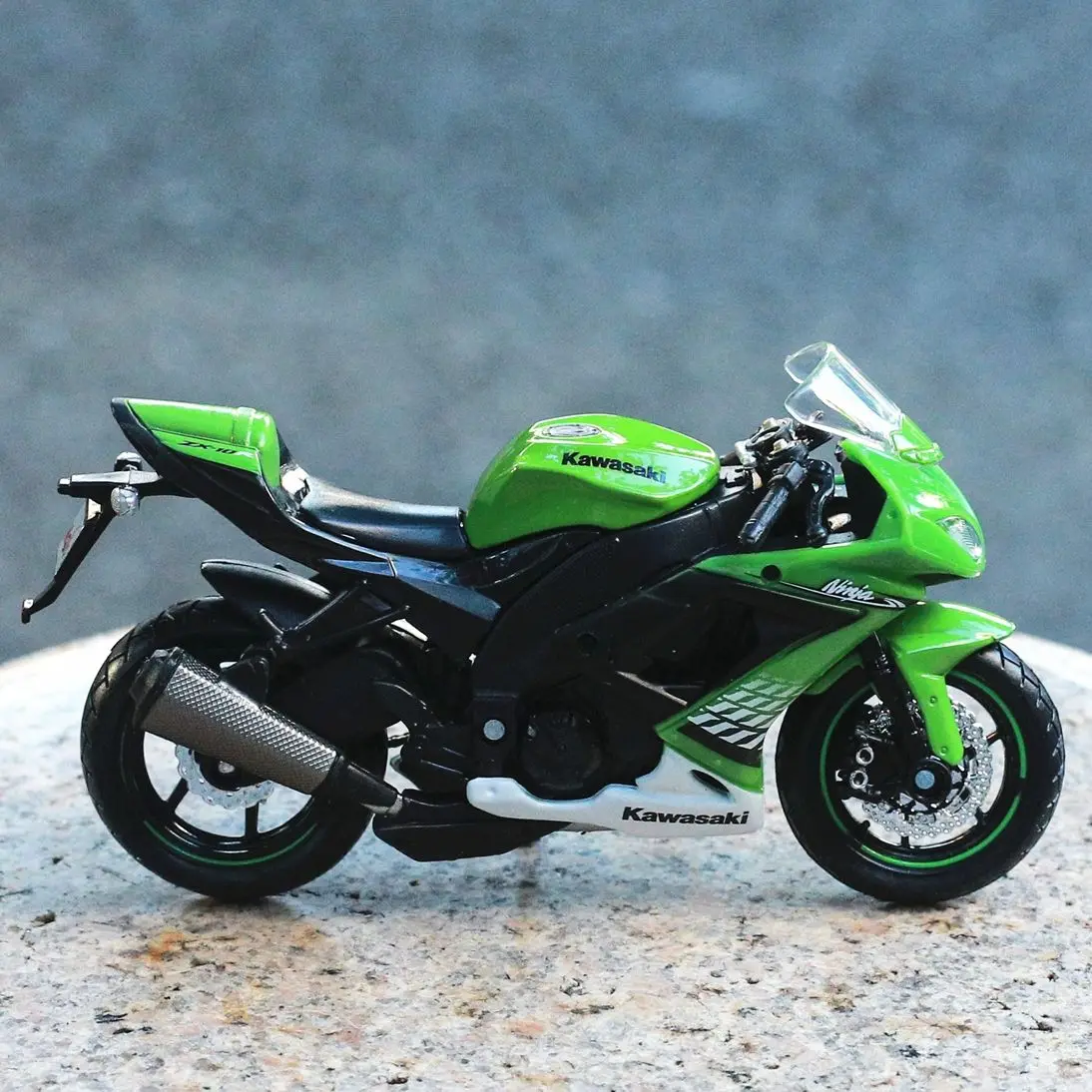 

Maisto 1:18 KAWASAKI Ninja ZX-10R Motogp Motorcycle Model Souvenir Toy Collectible Mini Moto Die Cast