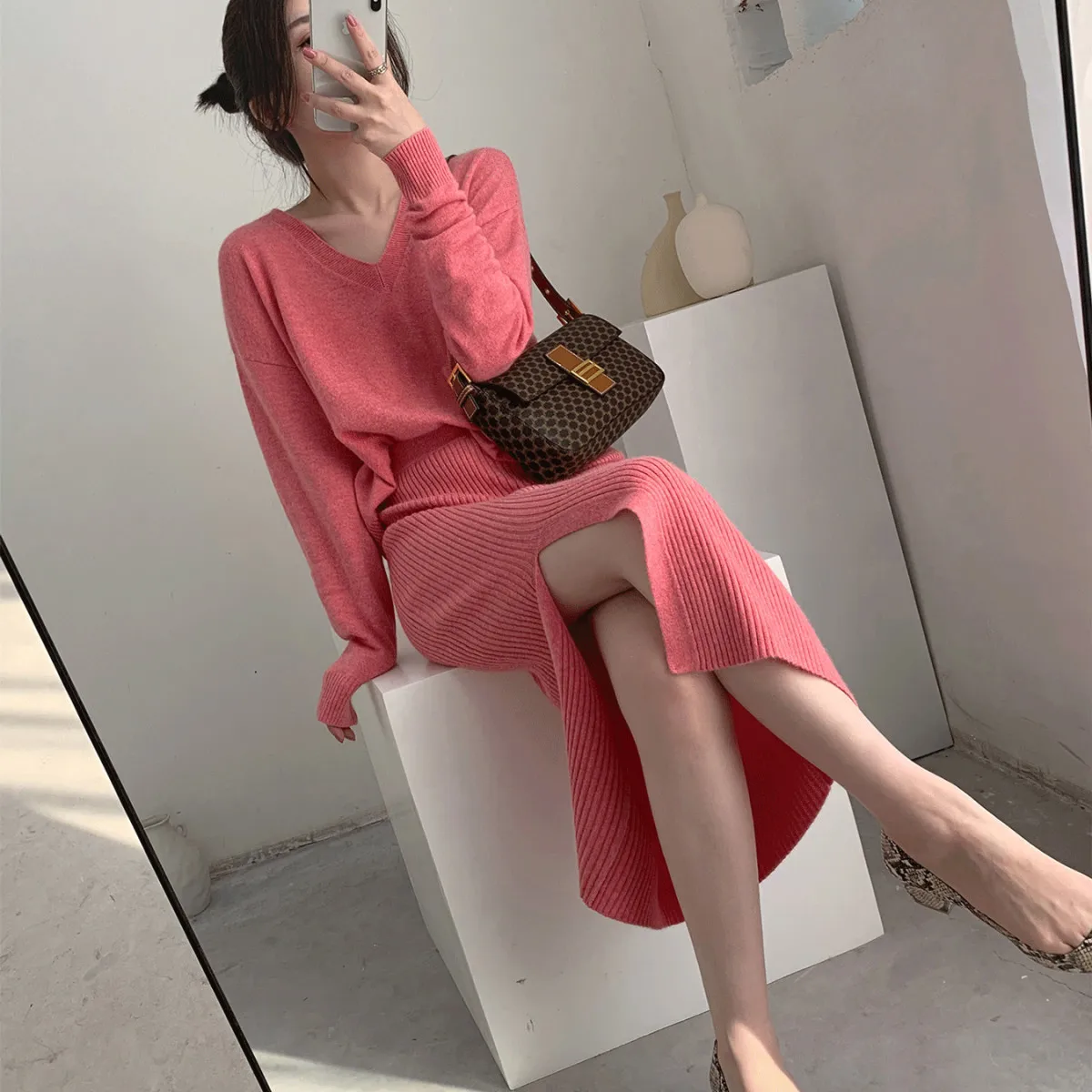 

Women 2021 Autumn Winter Fashion Two-piece Sets Female Solid Color V-Neck Sweater Tops Ladies Mid-long Knitted Skirts Suits Q244