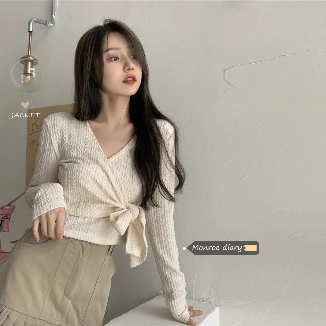 Дизайнерская футболка с длинным рукавом облегающая V-образным вырезом женская