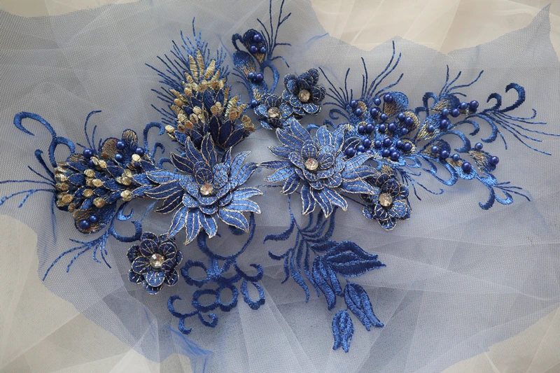 Кружевная аппликация из бисера Королевского синего цвета с вышивкой синей розы
