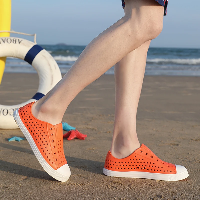 Новые летние пляжные тапочки мужские шлепанцы женские уличные на плоской