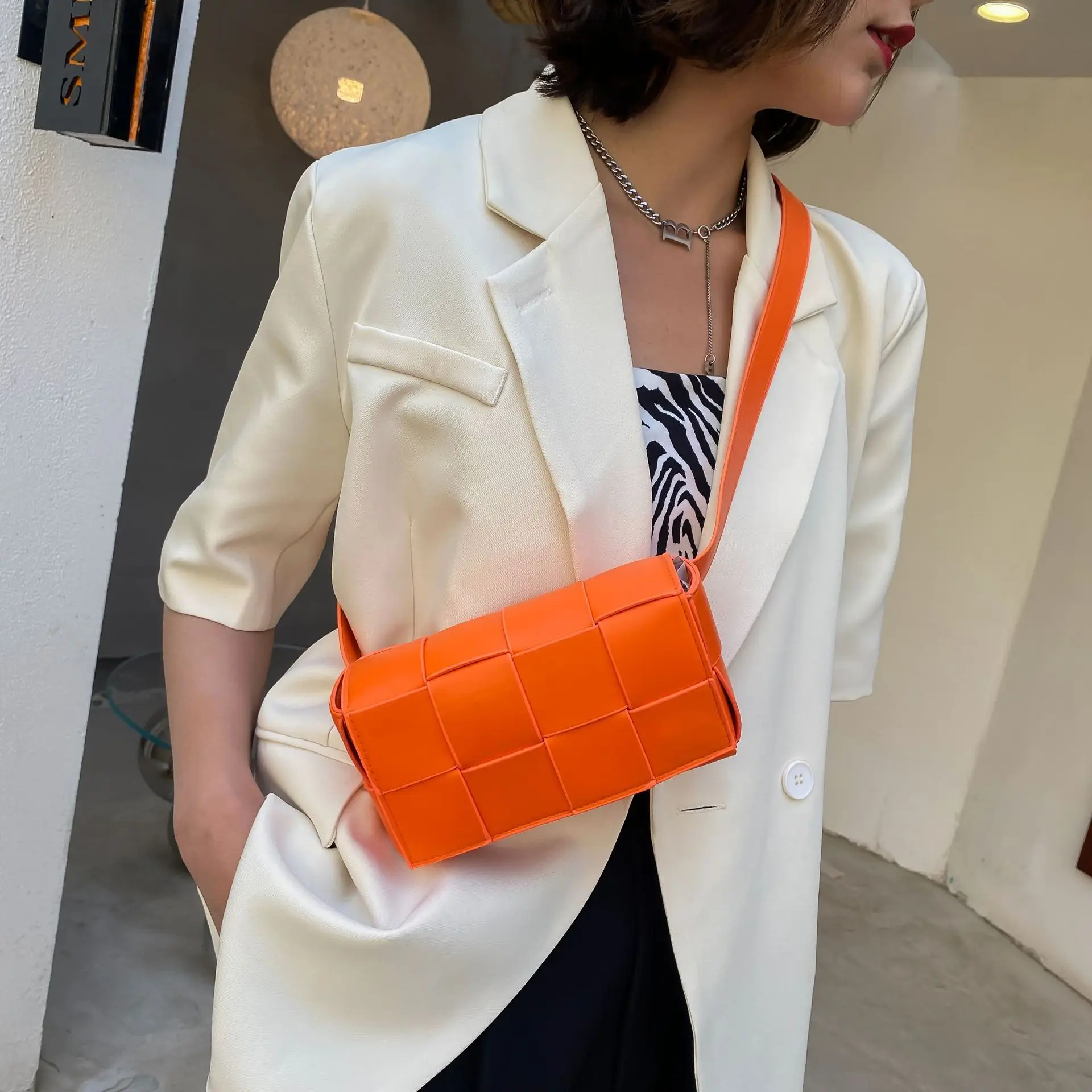 

Women Crossbody Chest Bag Lady Weave Leather Flap Adjustable Shoulder Messenger Bags Female Simple Small Handbag Purse Waist Bag
