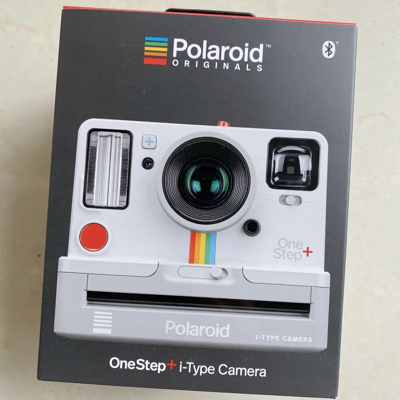 К телефону подключена камера Polaroid Originals Onestep+ White и Black rainbow с пленкой i-type 600 и Bluetooth