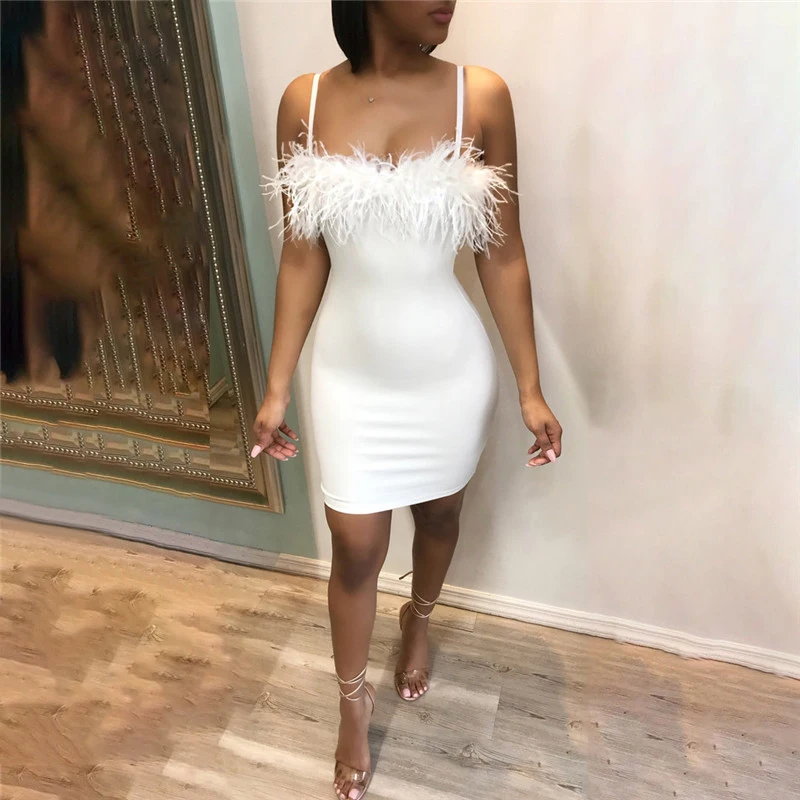 Сексуальное платье на бретельках с перьями и открытой спиной без рукавов низким