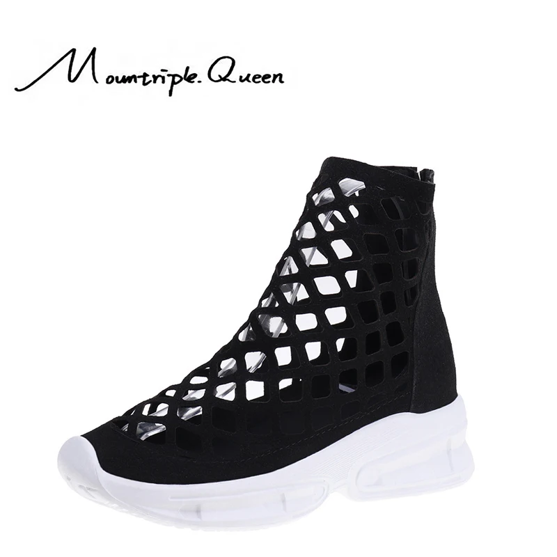 Женские удобные спортивные босоножки на танкетке черные и белые плоской подошве