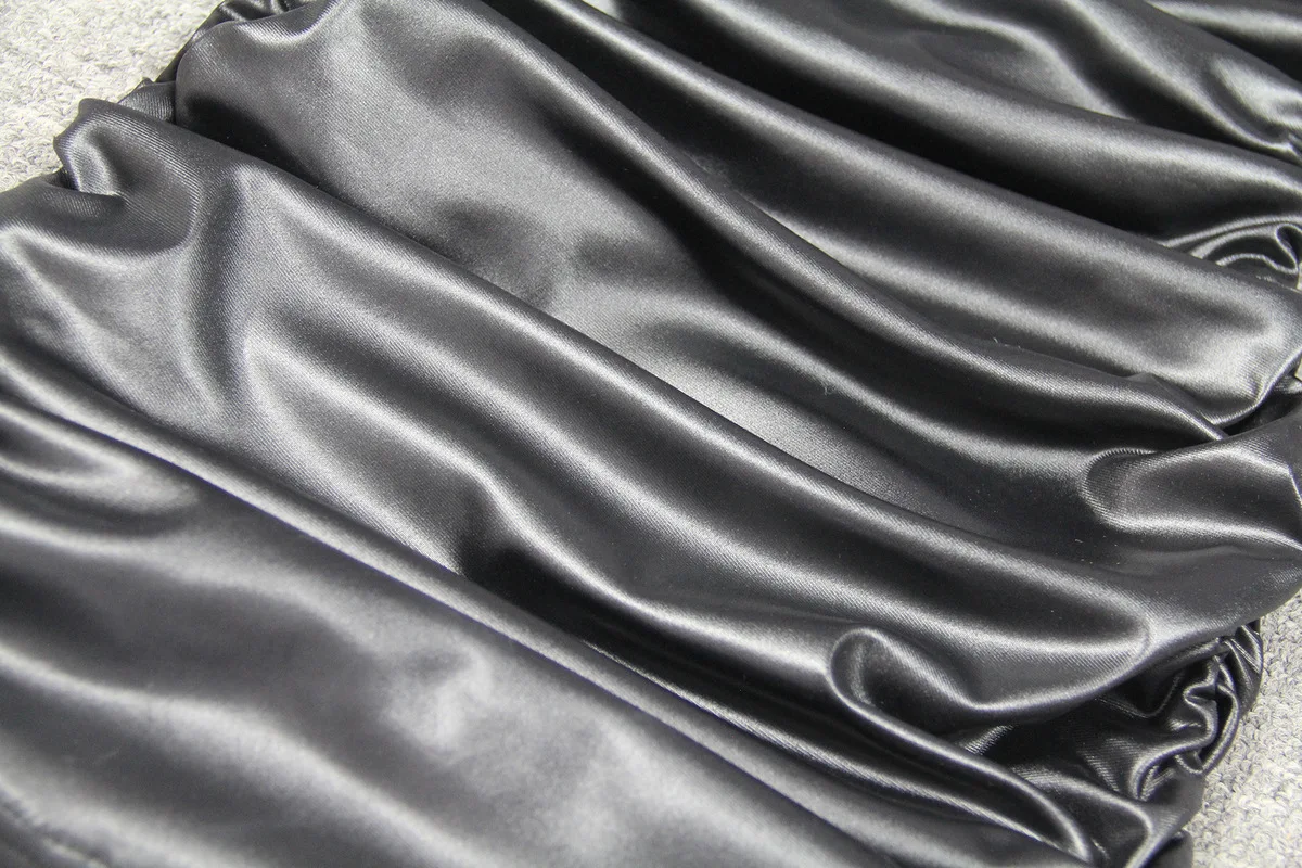 Женское кожаное платье черное облегающее мини с открытыми плечами и открытой