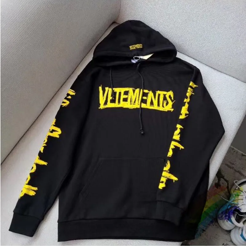 

Yellow Graffiti VETEMENTS Hoodie Men Women High Quality World Tour City Coordinate VTM Hoody Embroidery Vetements Pullover