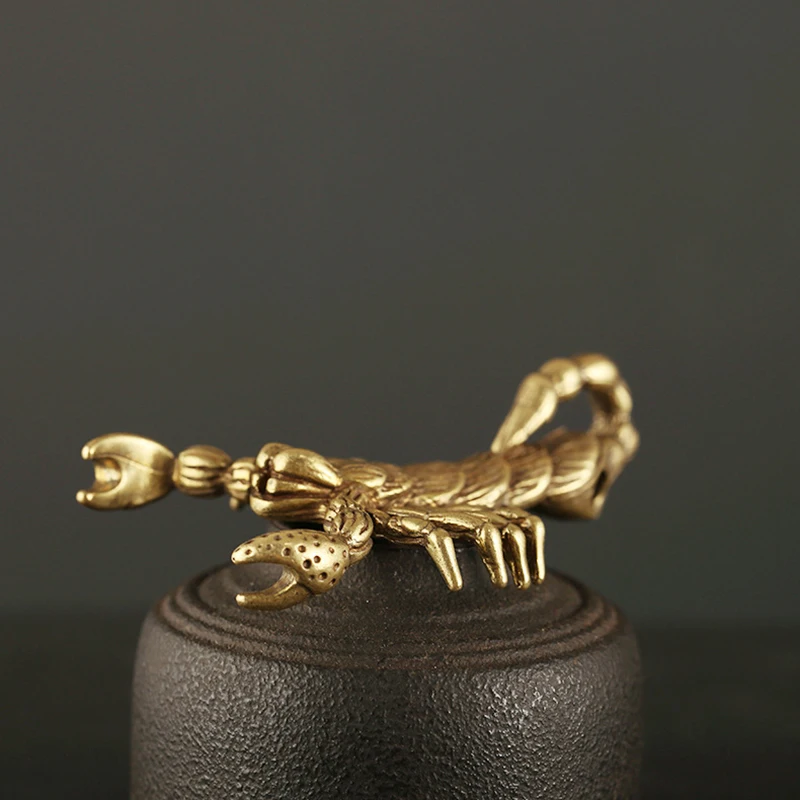 Брелок ручной работы из твердой латуни с изображением скорпиона брелок кулон