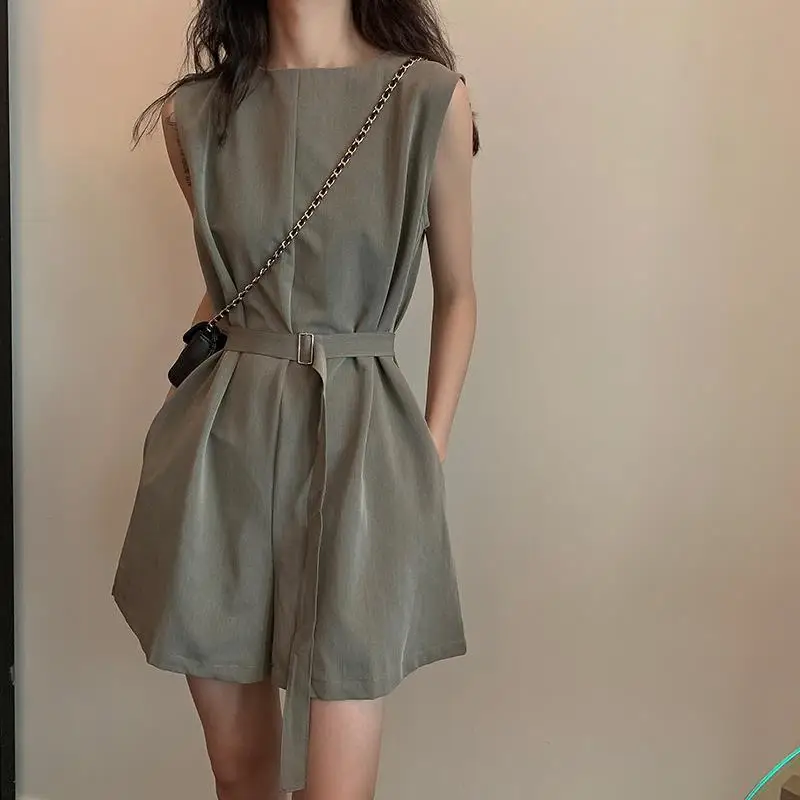 

2021 summer Korean version of the new simple temperament round neck sleeveless loose loose wide-leg jumpsuit shorts women