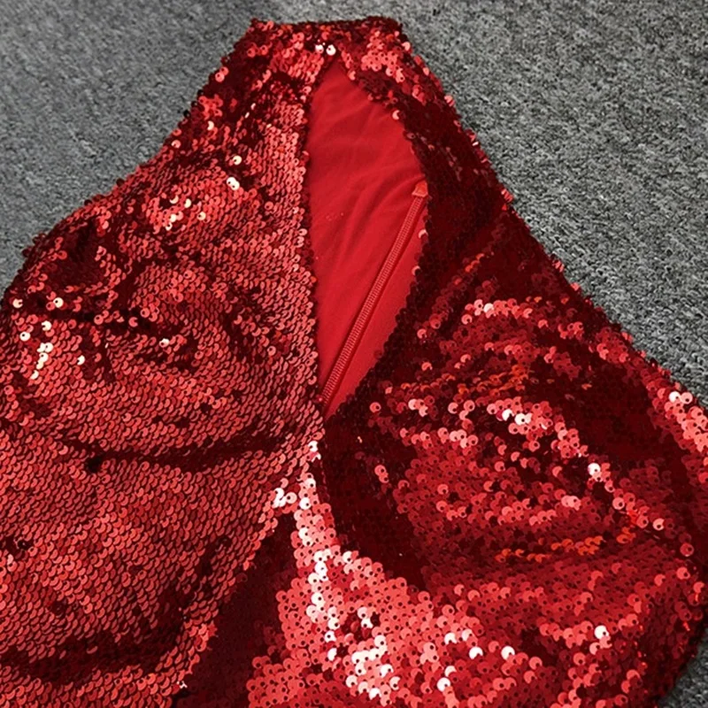 Женское длинное платье с блестками украшенное на одно плечо отверстиями для