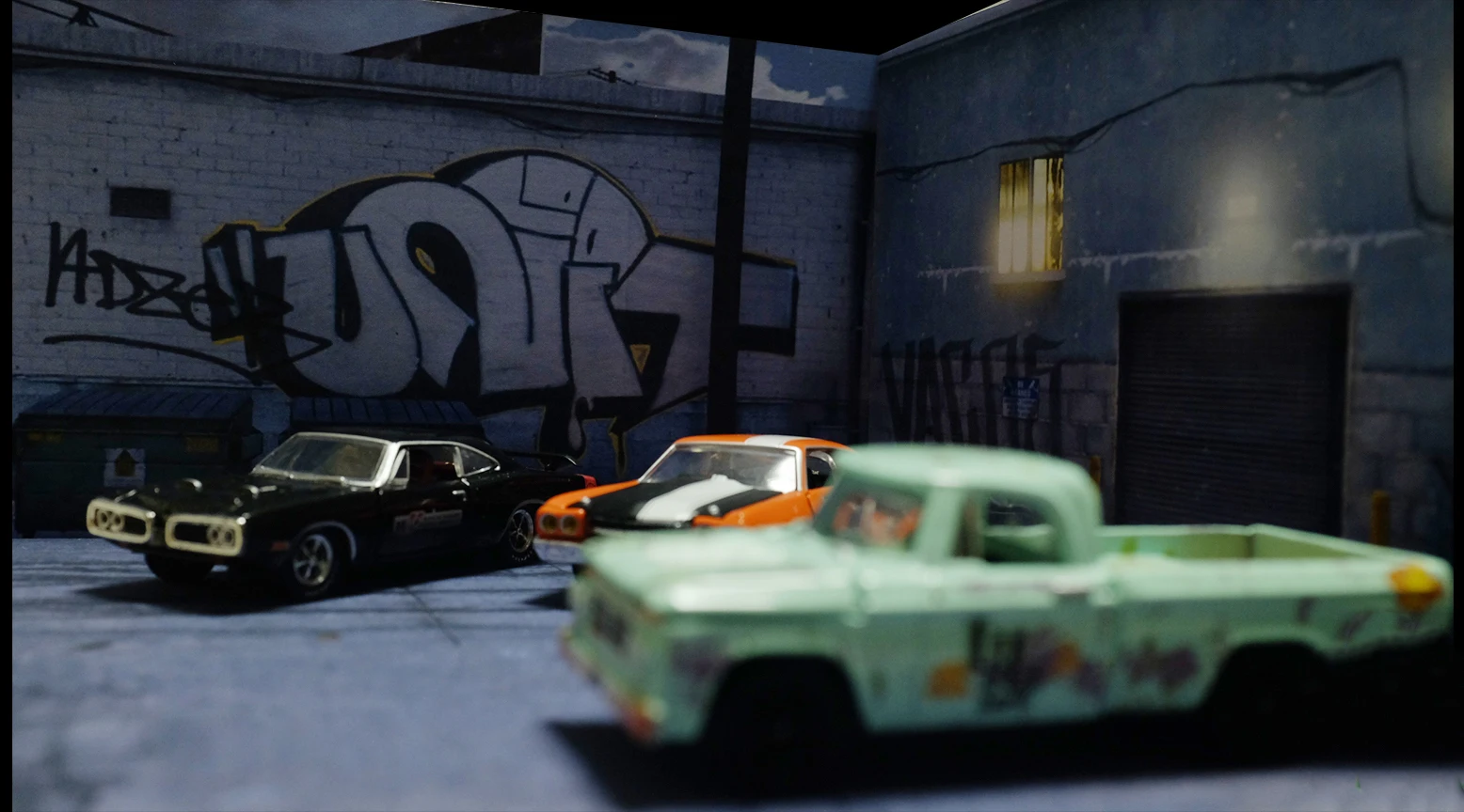 

1:64 US Parking Space At The Entrance Graffiti Warehouse DIY Stereoscopic Dollhouse Decoration Diorama Model Miniature Toys