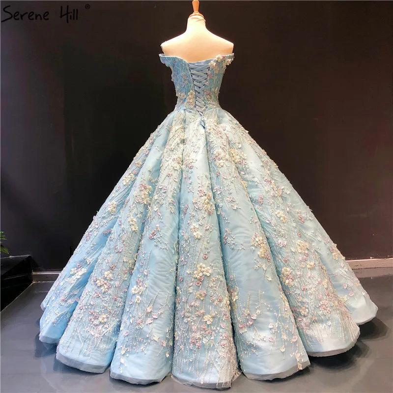 Женское свадебное платье с открытыми плечами голубое цветами без рукавов